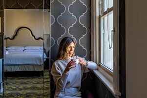 Ropa de cama de alta calidad y caja de seguridad en la habitación 