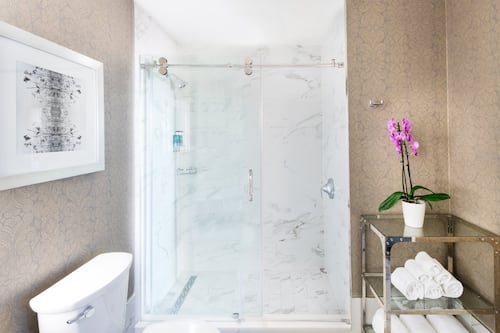 Habitación estándar, 2 camas matrimoniales, regadera para personas con discapacidad | Baño | Regadera, secadora de cabello, toallas