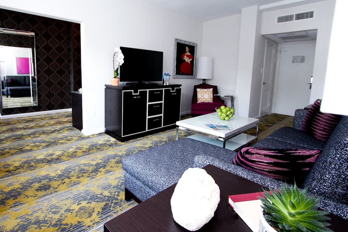 Premium bedding, in-room safe, desk, laptop workspace