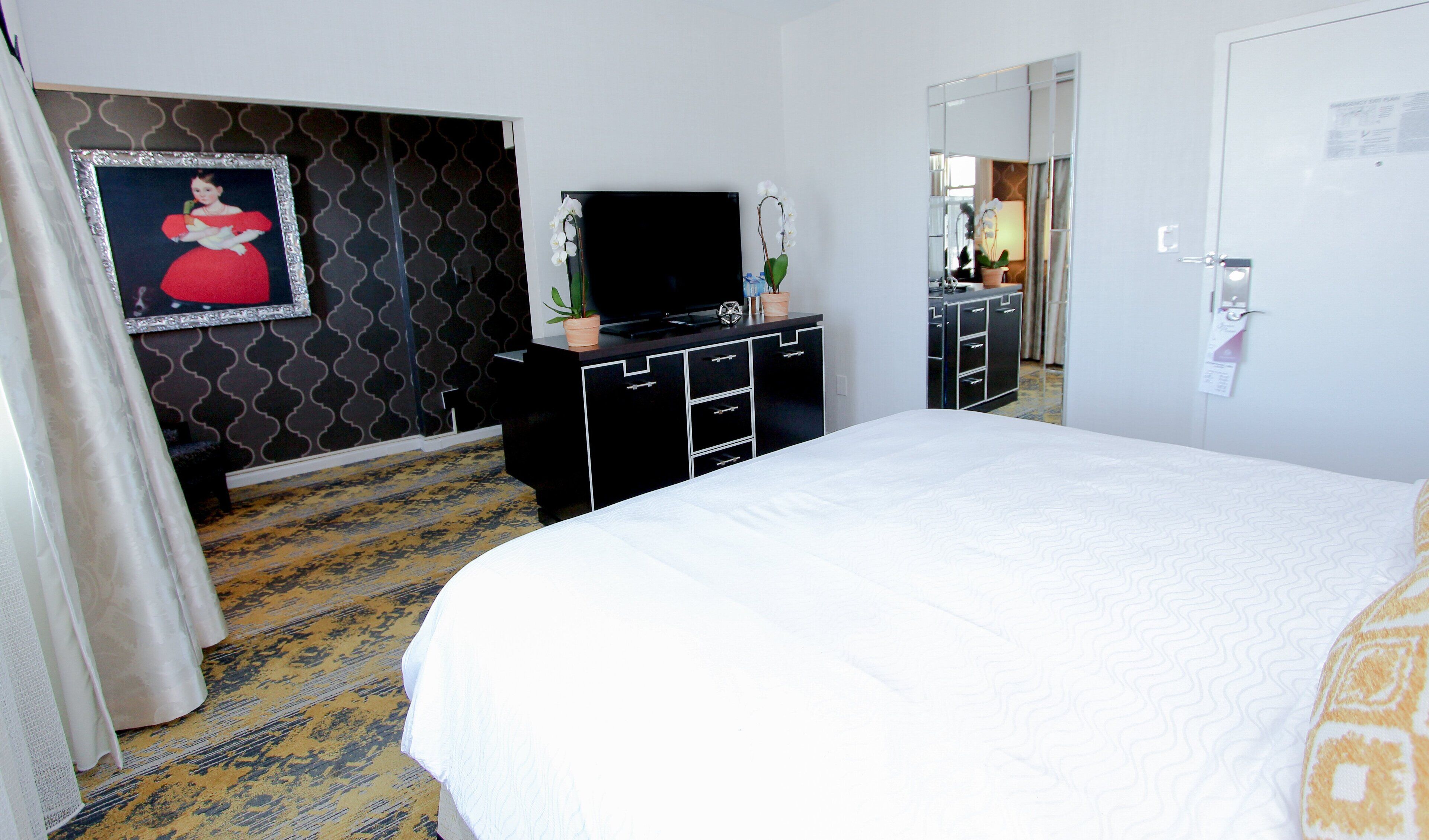 Premium bedding, in-room safe, laptop workspace, blackout curtains