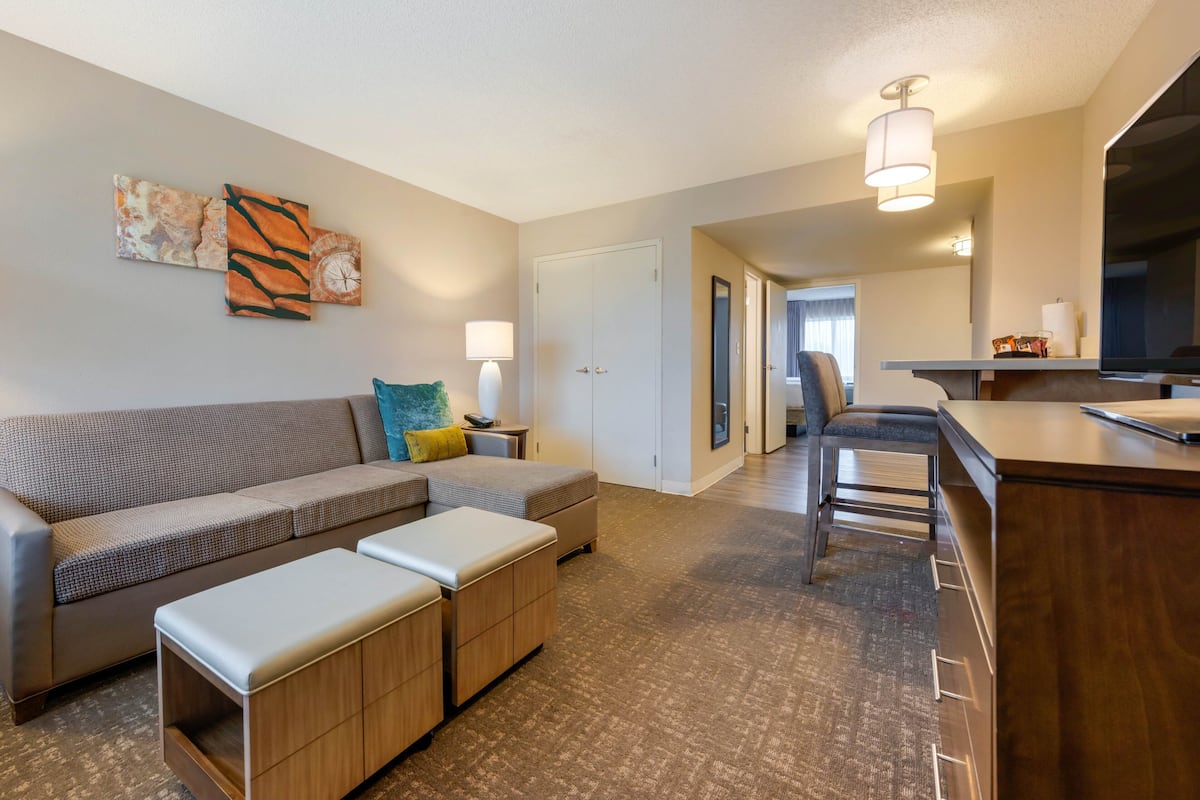 1 bedroom, premium bedding, down comforters, in-room safe