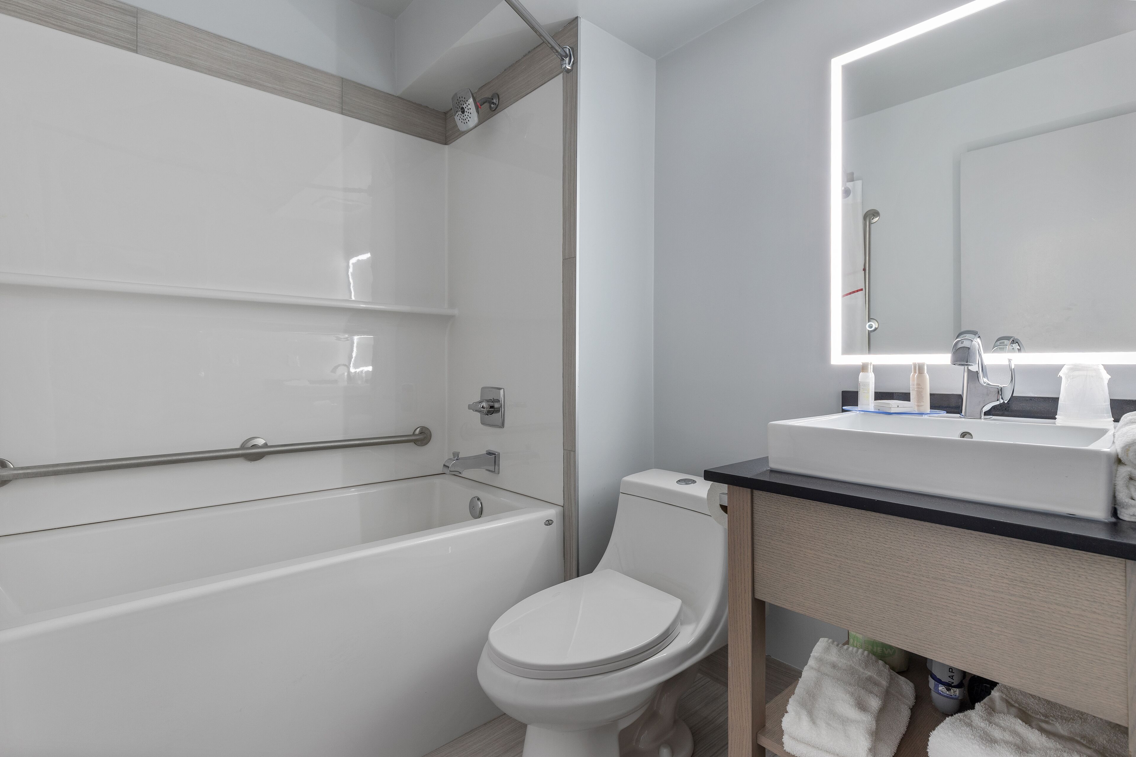 Photo - Emerald Hotel & Suites Calgary Airport