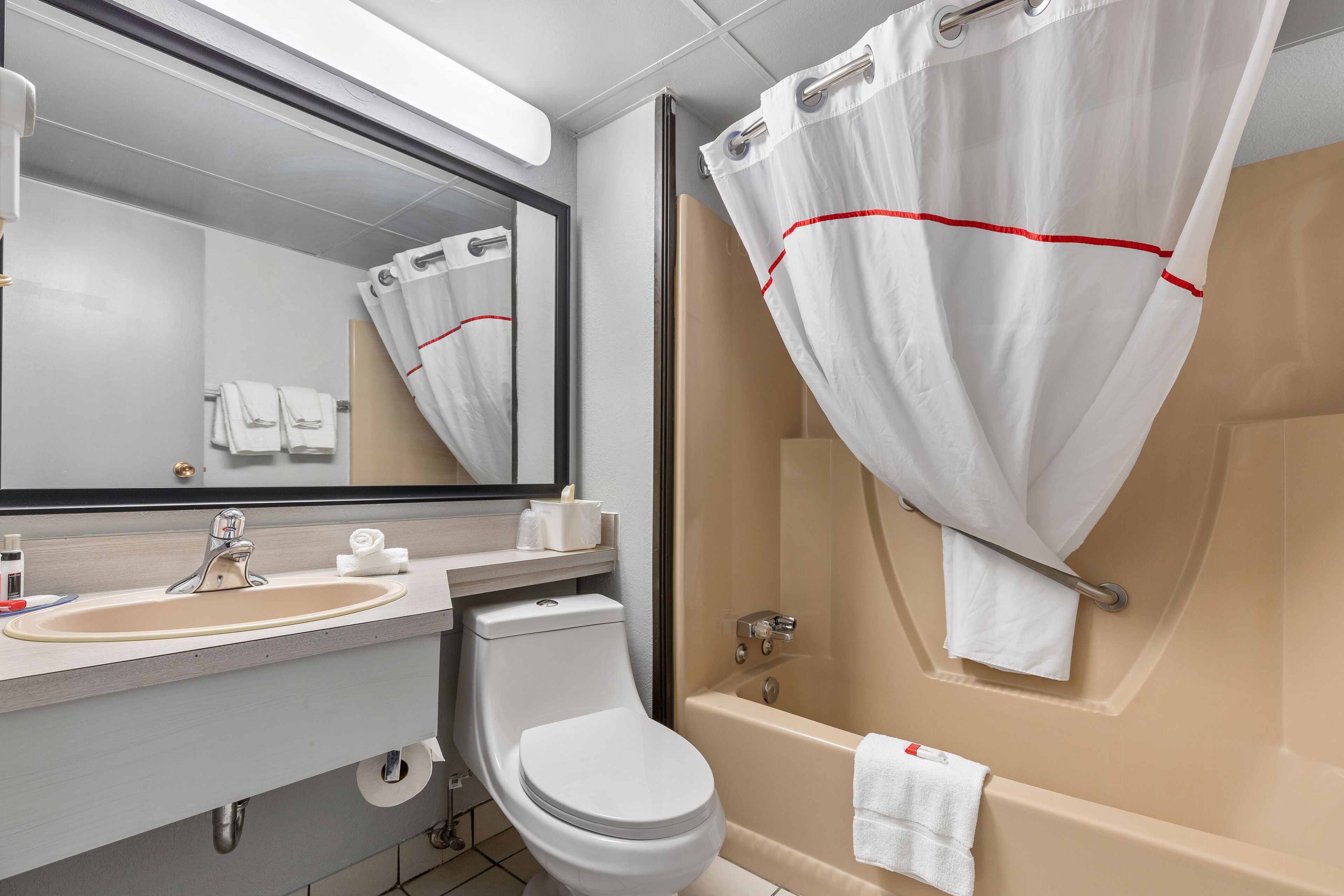 Photo - Emerald Hotel & Suites Calgary Airport