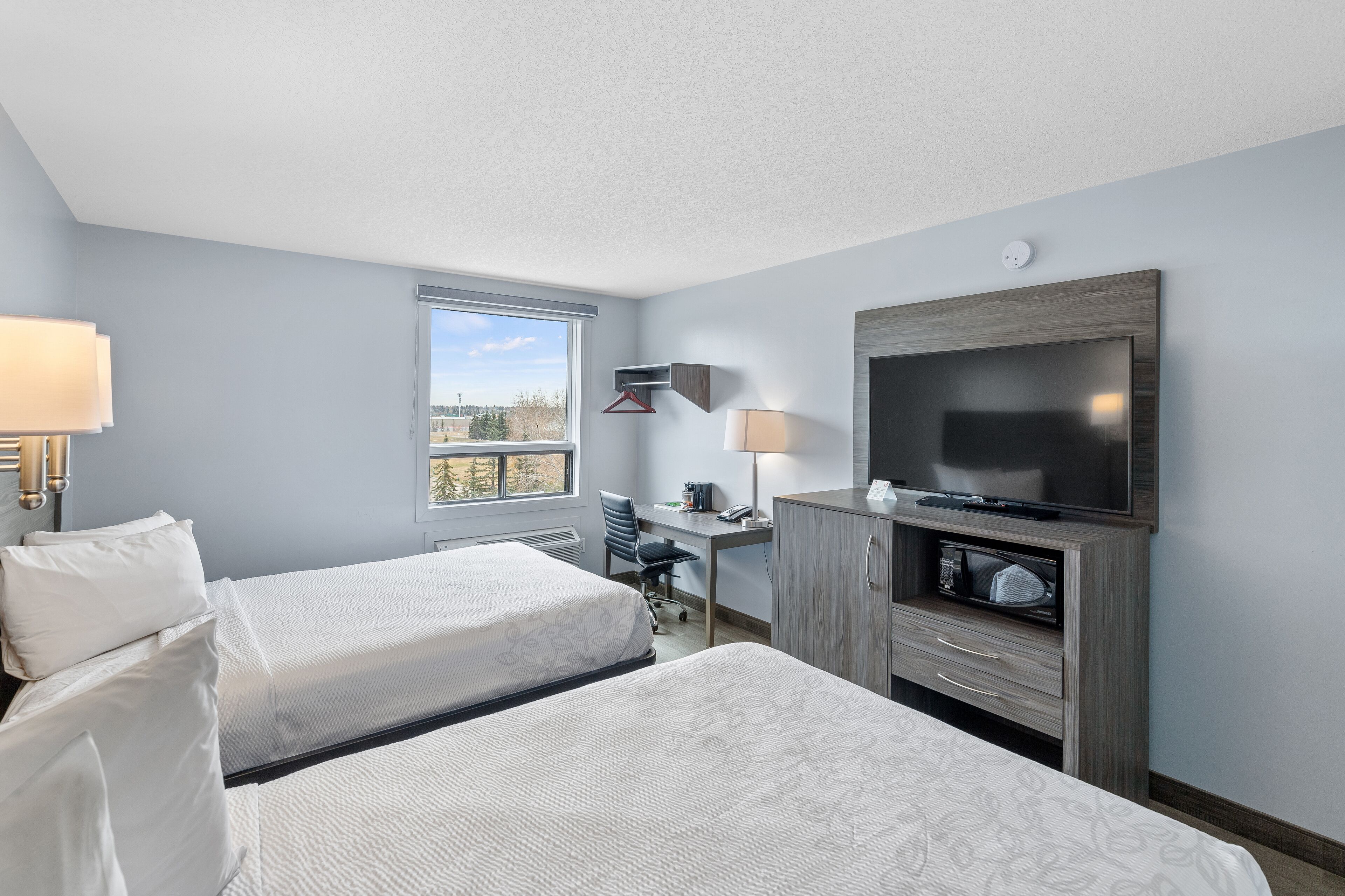 Photo - Emerald Hotel & Suites Calgary Airport
