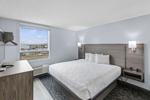 Premium Suite, 1 King Bed with Sofa bed, Kitchenette - Emerald Hotel & Suites (Calgary)