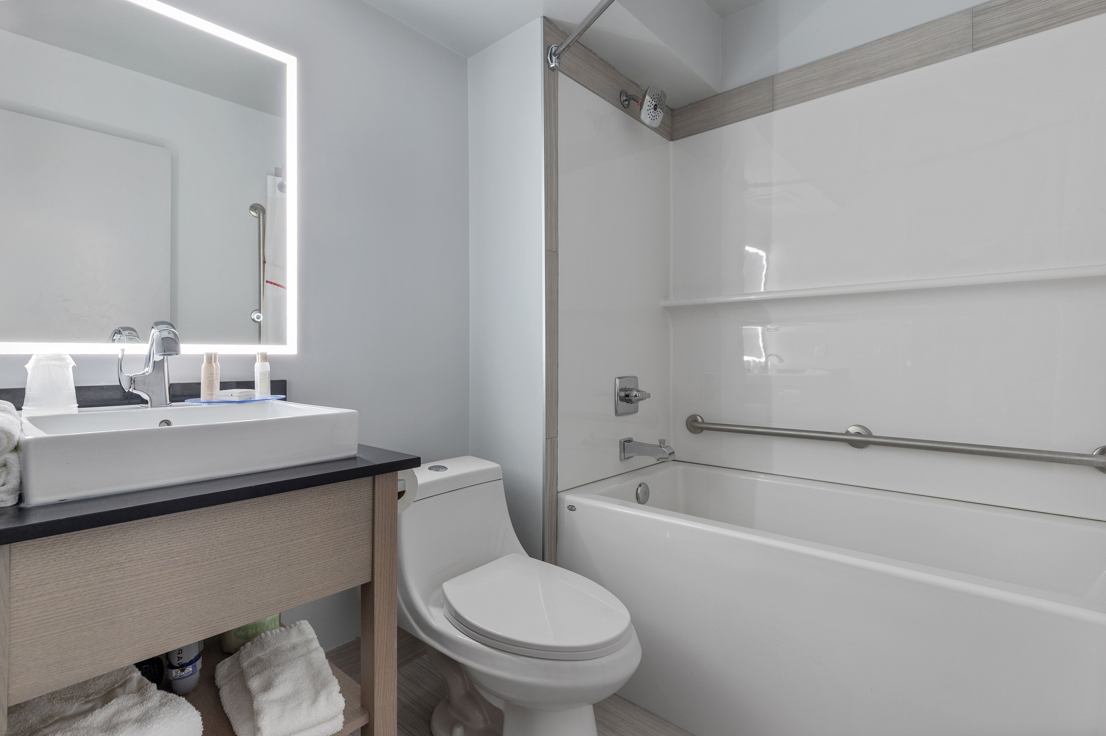 Photo - Emerald Hotel & Suites Calgary Airport