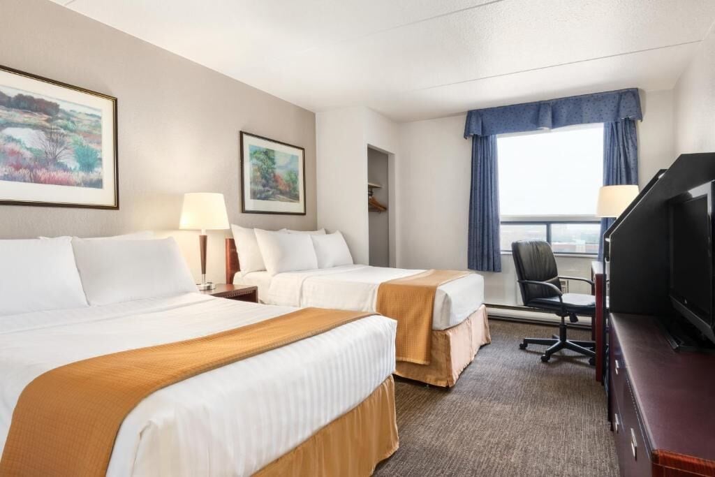 Photo - Emerald Hotel & Suites Calgary Airport