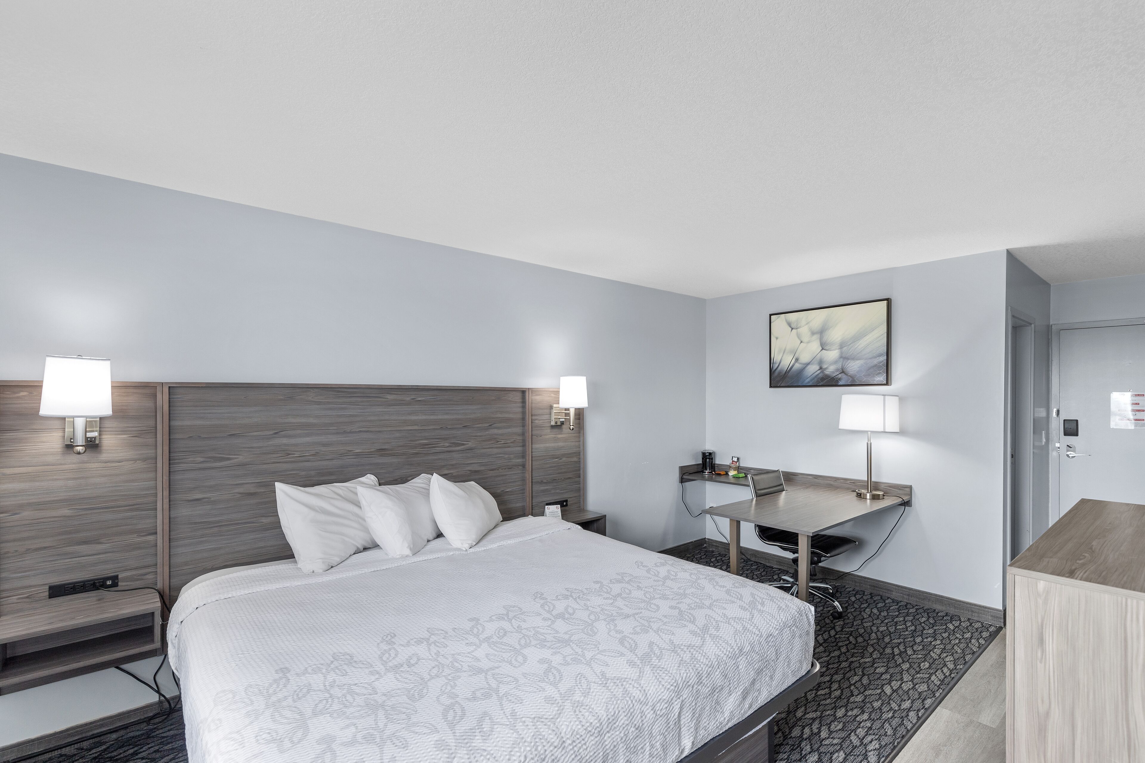 Photo - Emerald Hotel & Suites Calgary Airport