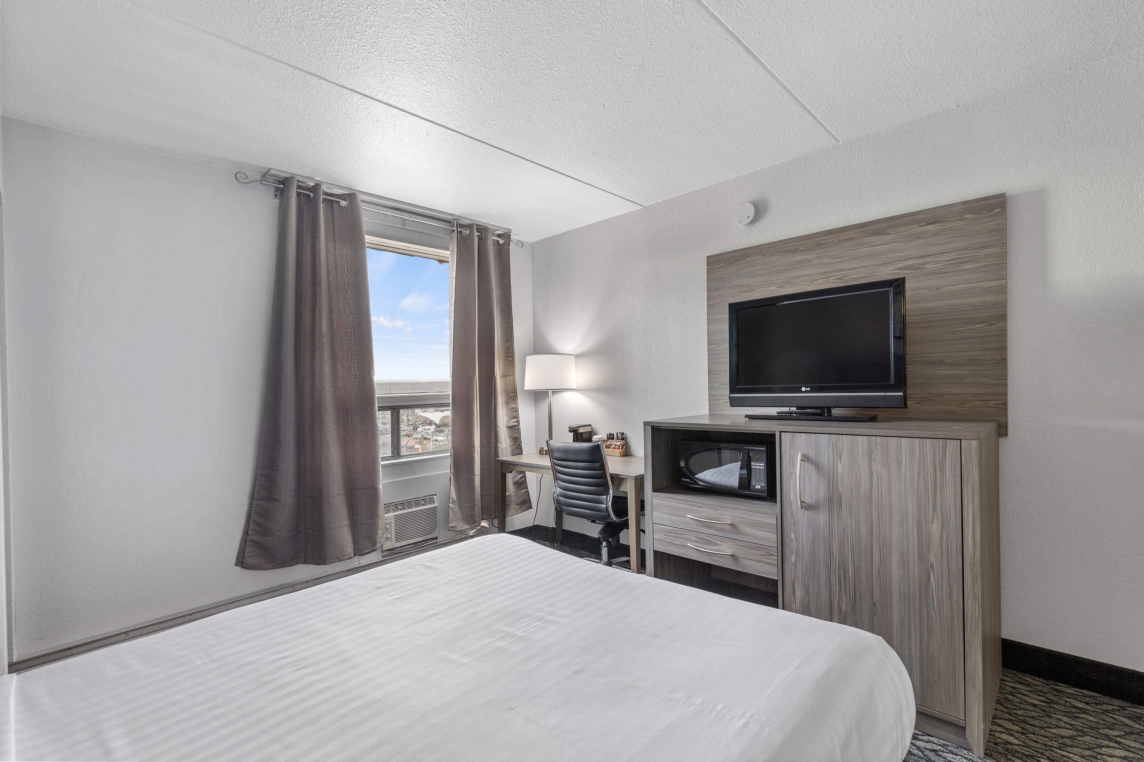 Photo - Emerald Hotel & Suites Calgary Airport