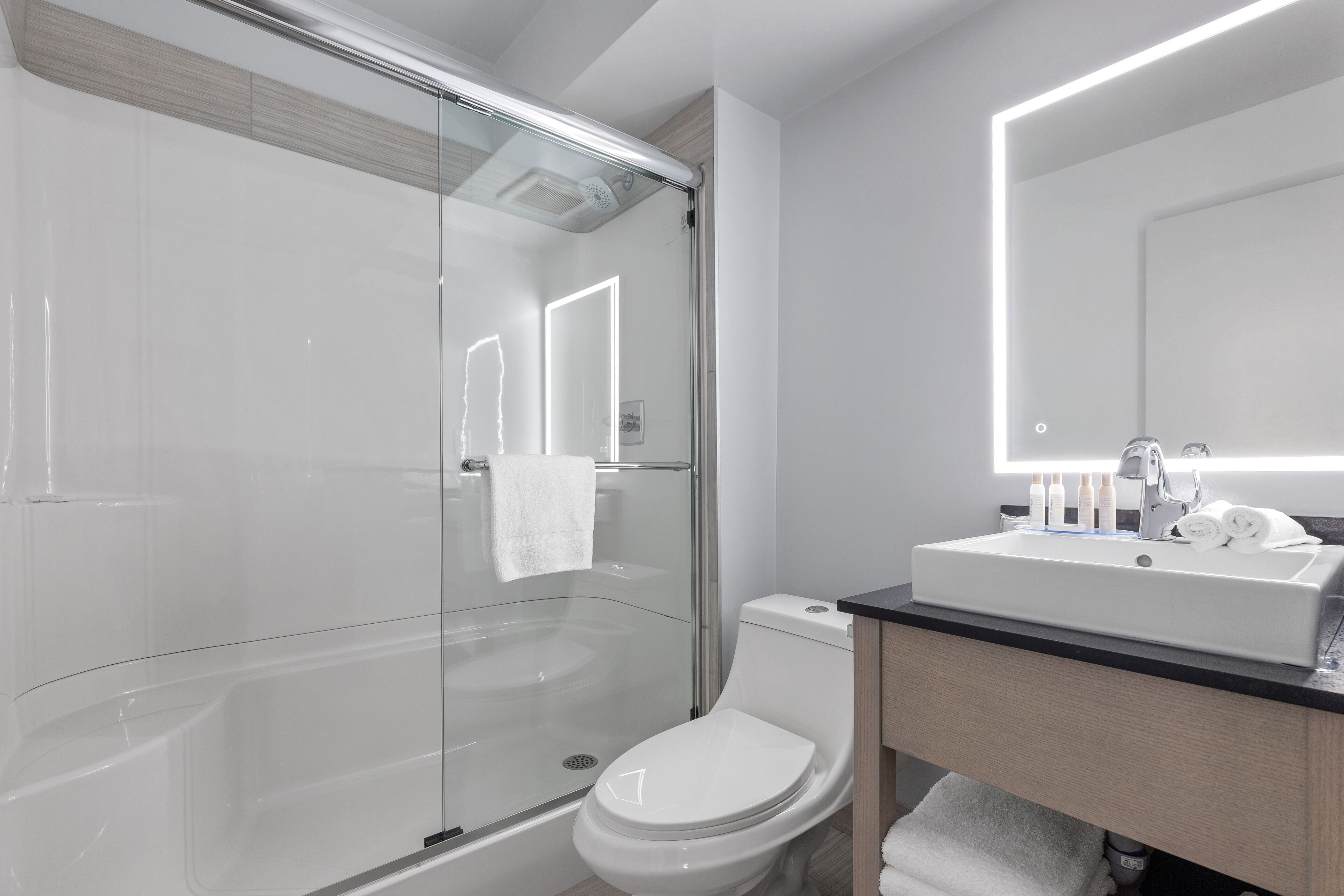 Photo - Emerald Hotel & Suites Calgary Airport