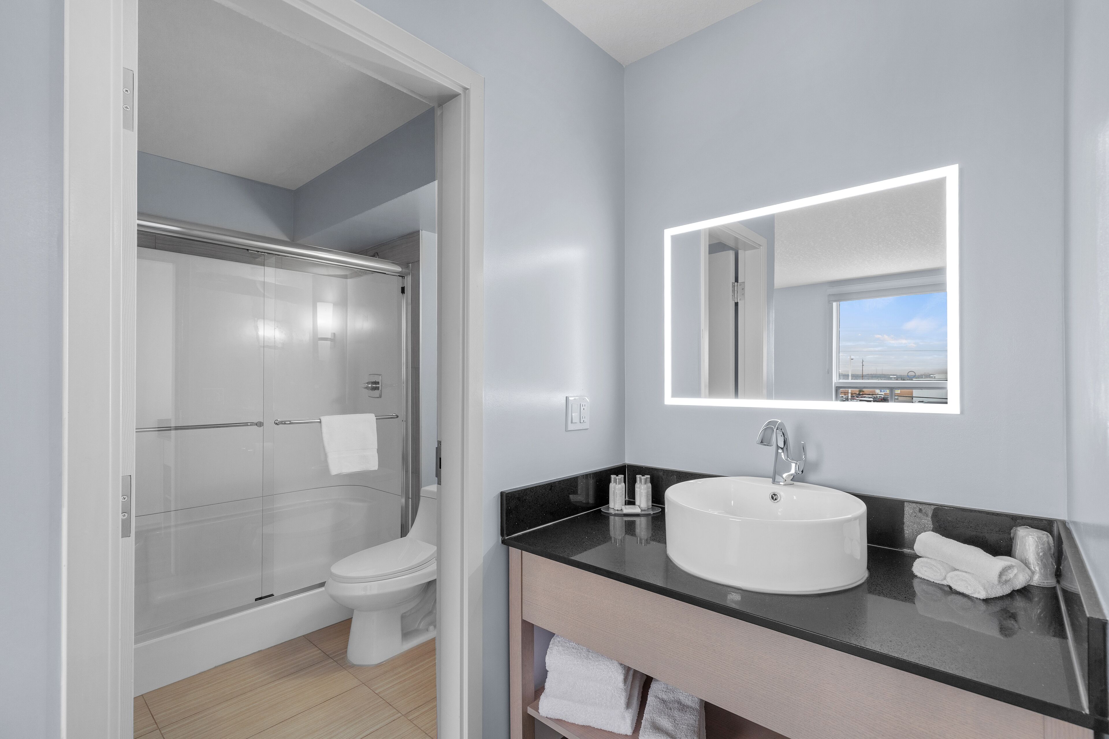 Photo - Emerald Hotel & Suites Calgary Airport