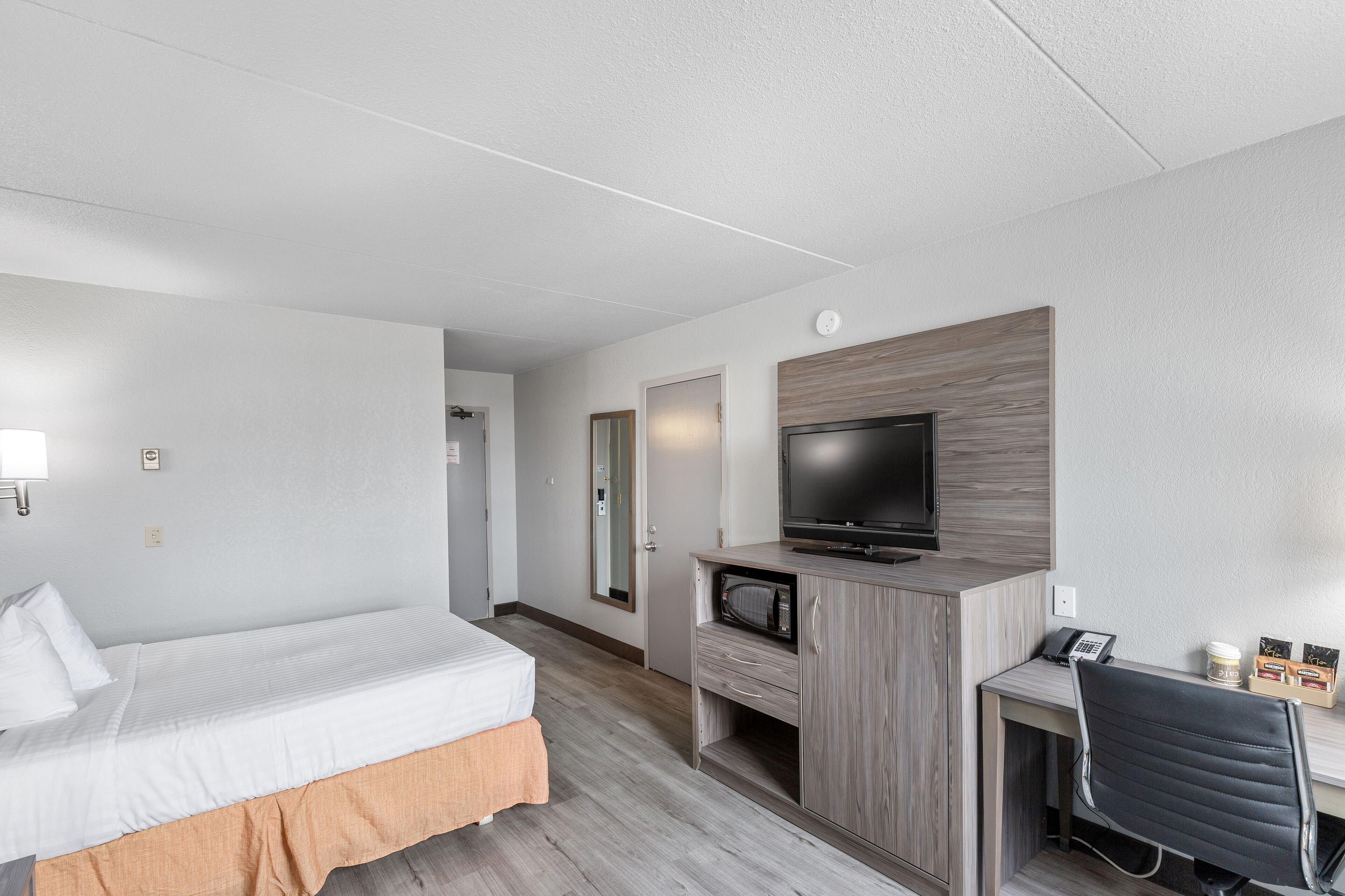 Photo - Emerald Hotel & Suites Calgary Airport