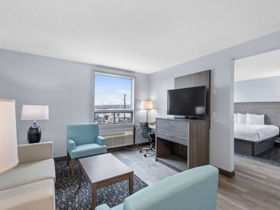 Suite superior, 1 cama King size y sofá cama, cocineta | Muebles diferentes, escritorio, cortinas blackout y wifi gratis