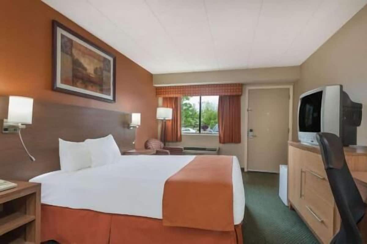 Pillowtop beds, in-room safe, desk, laptop workspace
