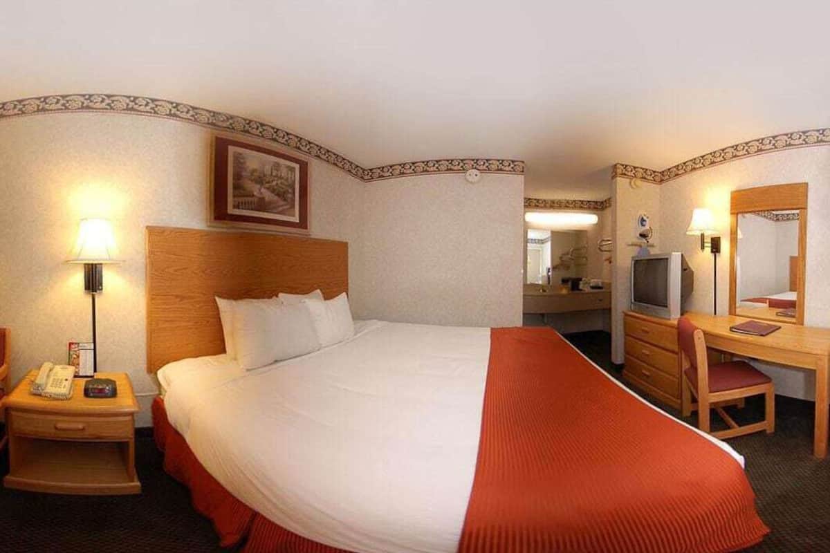 Pillowtop beds, in-room safe, desk, laptop workspace