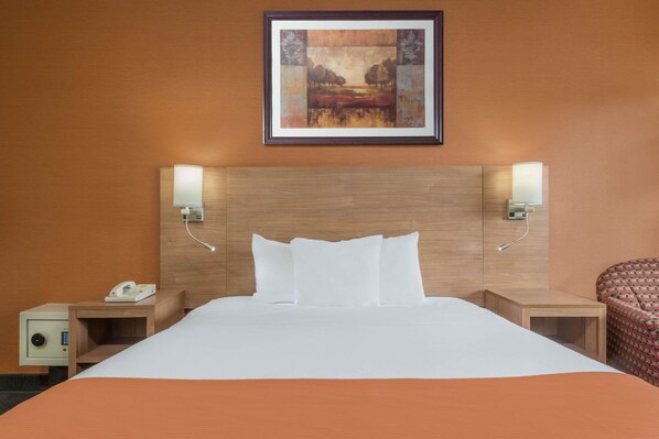 Standard Room, 1 Queen Bed, Accessible | Pillow-top beds, in-room safe, desk, laptop workspace