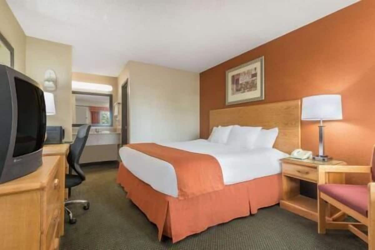 Pillowtop beds, in-room safe, desk, laptop workspace