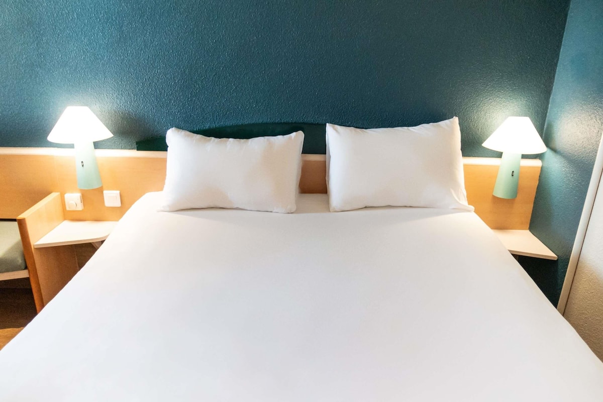 Camera Standard, 1 letto matrimoniale | Biancheria da letto di alta qualità, una scrivania, tende oscuranti