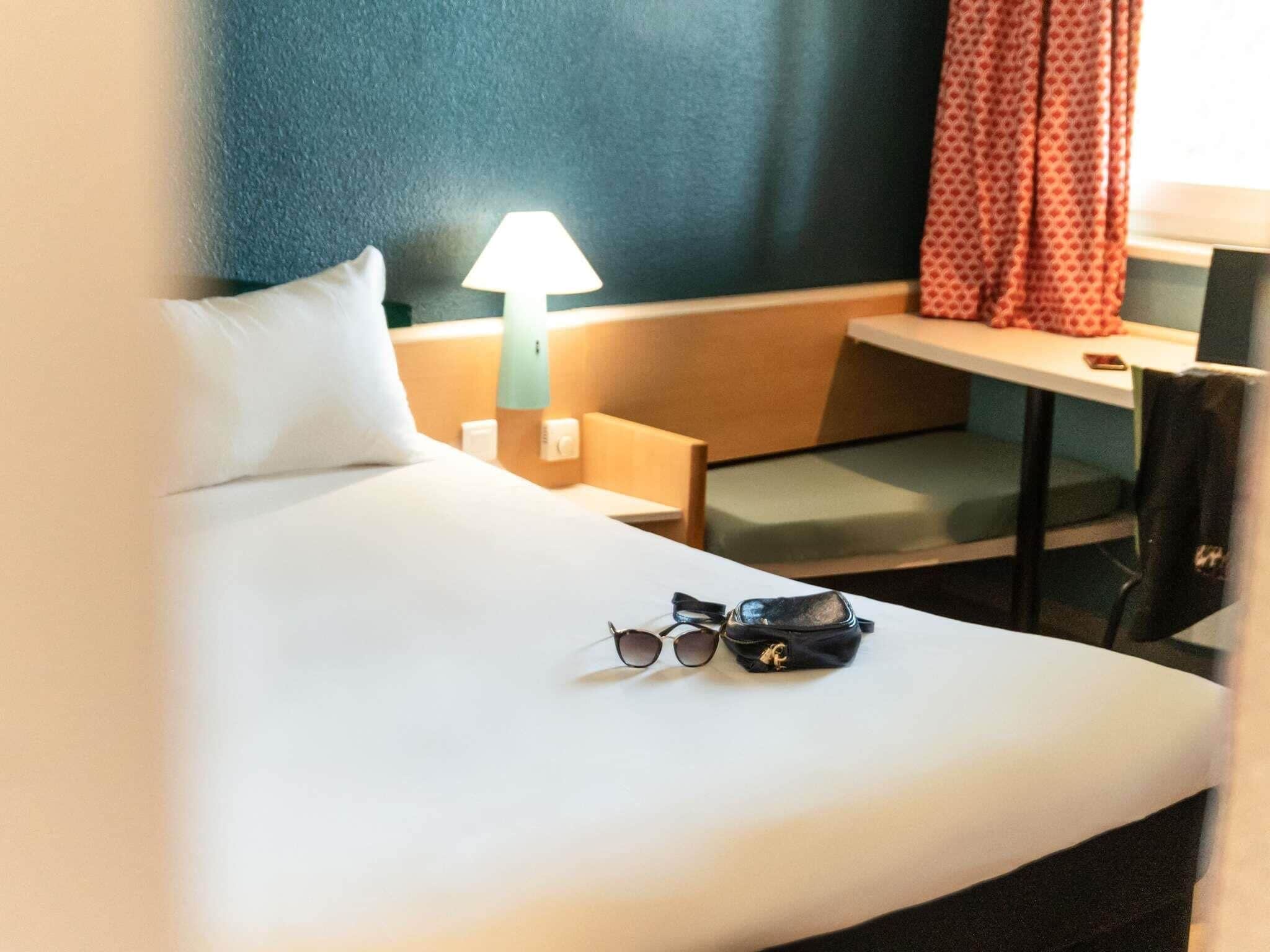 Habitación estándar, 1 cama matrimonial | Ropa de cama de alta calidad, escritorio y cortinas blackout 
