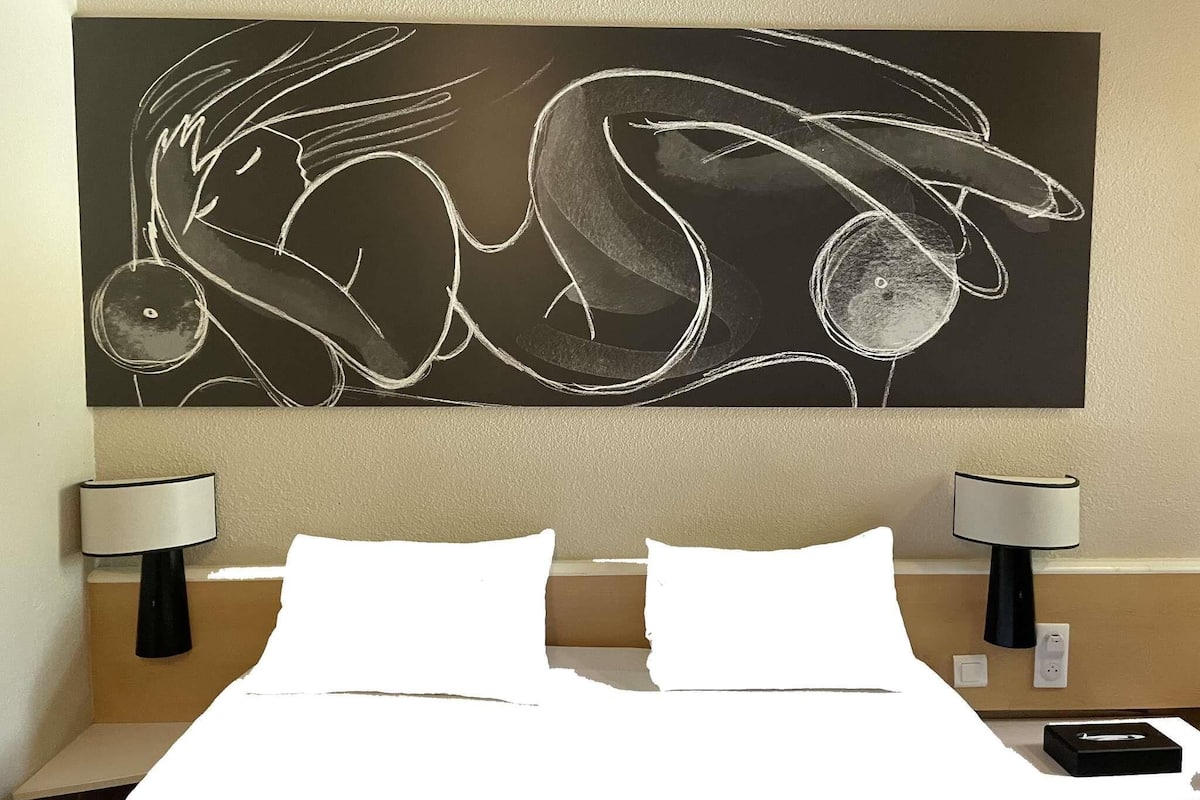 Habitación estándar, 1 cama matrimonial (Comfort) | Ropa de cama de alta calidad, escritorio y cortinas blackout