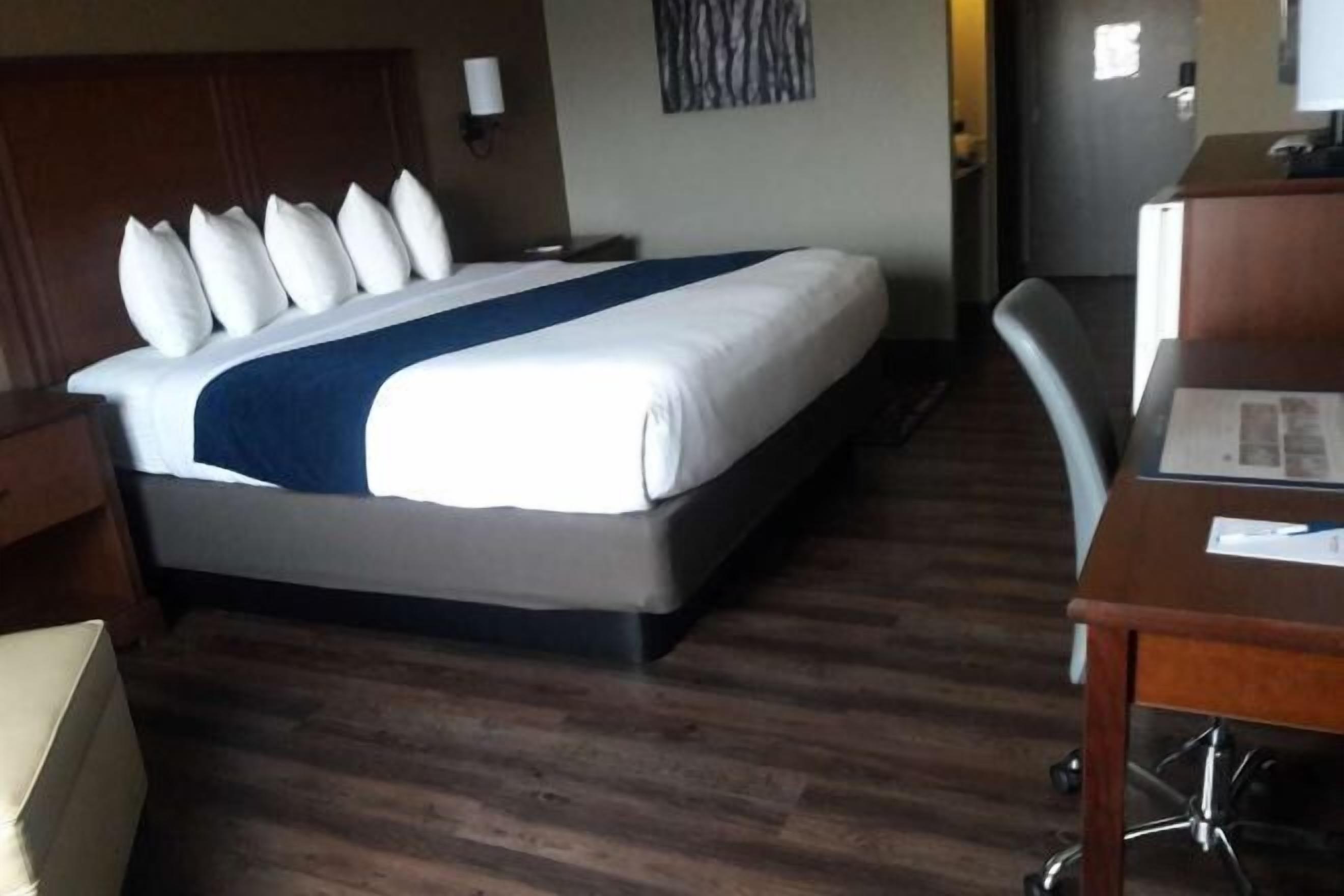 Desk, laptop workspace, iron/ironing board, free cots/infant beds