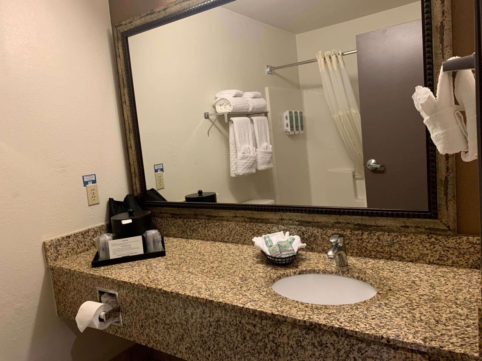 Bathroom | Combined shower/tub, eco-friendly toiletries, hair dryer, towels