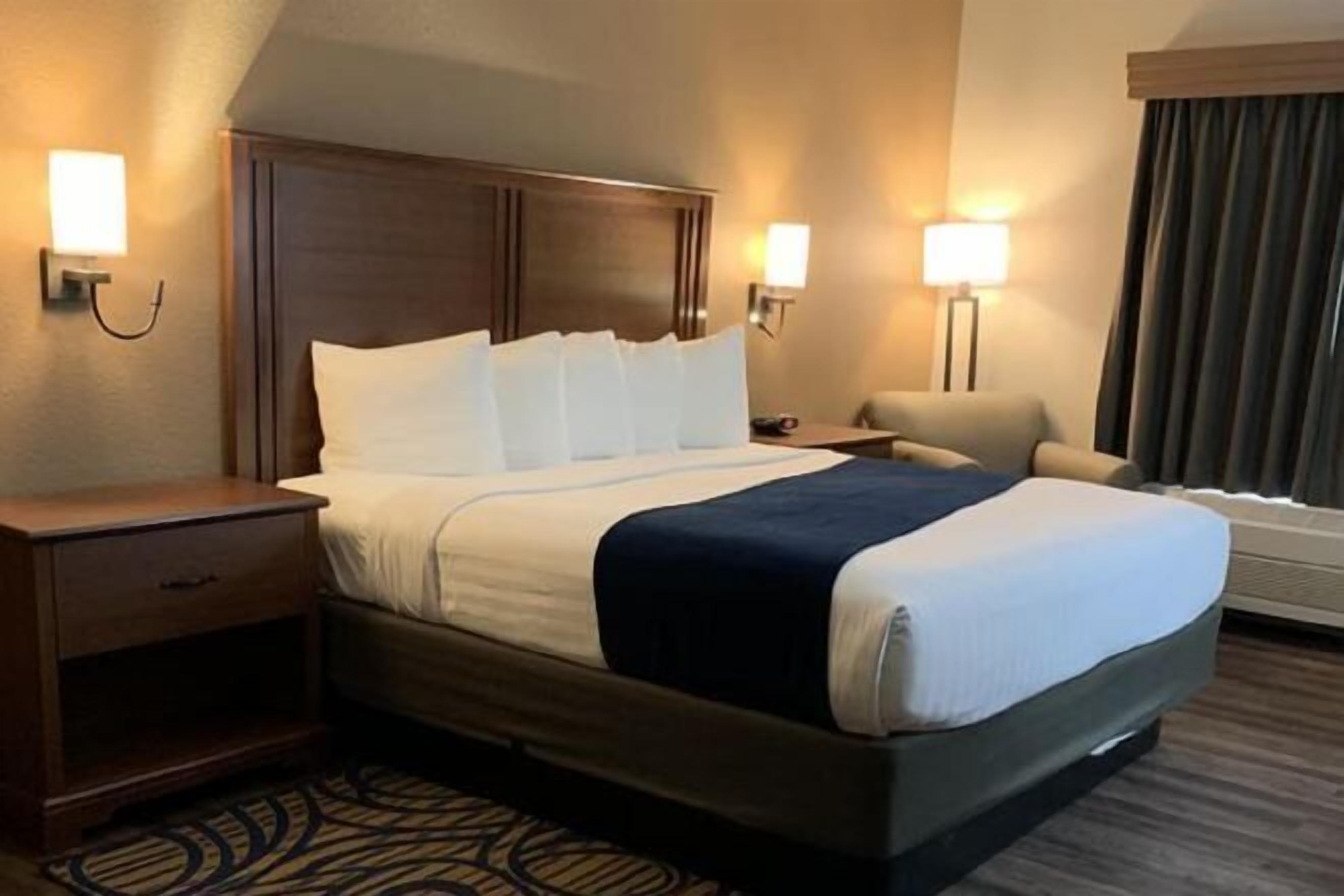 Desk, laptop workspace, iron/ironing board, free cots/infant beds