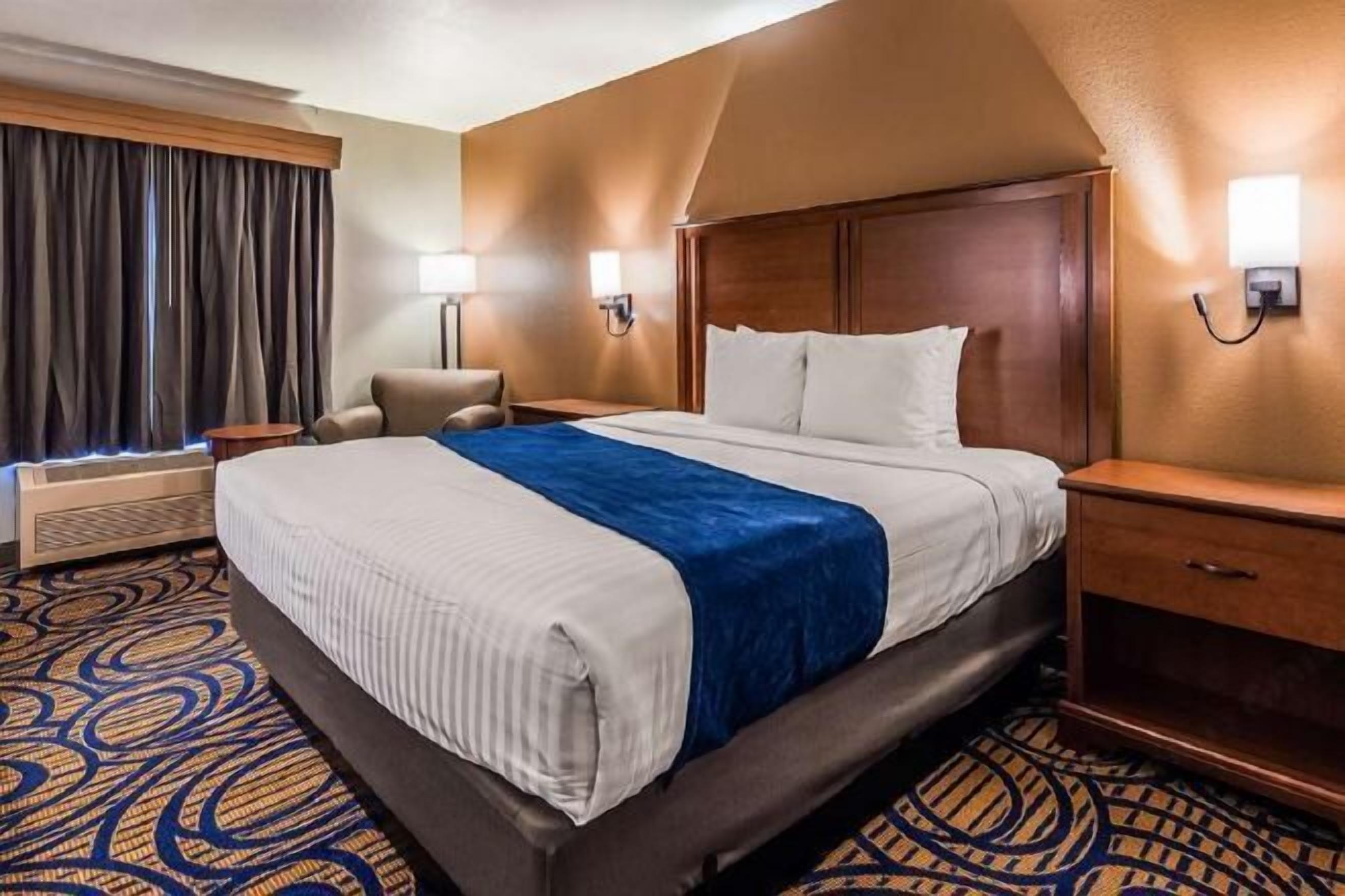 Desk, laptop workspace, iron/ironing board, free cots/infant beds