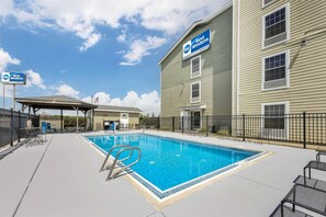 Seasonal outdoor pool, pool loungers - Best Western Woodburn (Woodburn)