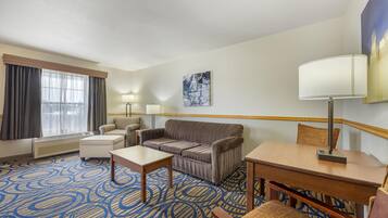 Suite, 1 kingsize bed, niet-roken, bubbelbad (with Sofabed) | Een bureau, een laptopwerkplek, een strijkplank/strijkijzer