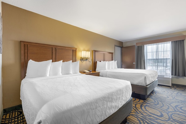 Una scrivania, postazione laptop, ferro/asse da stiro