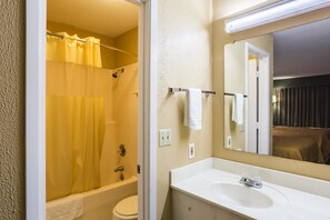 Combined shower/bathtub, free toiletries, towels - Rodeway Inn Hazlehurst (Hazlehurst)