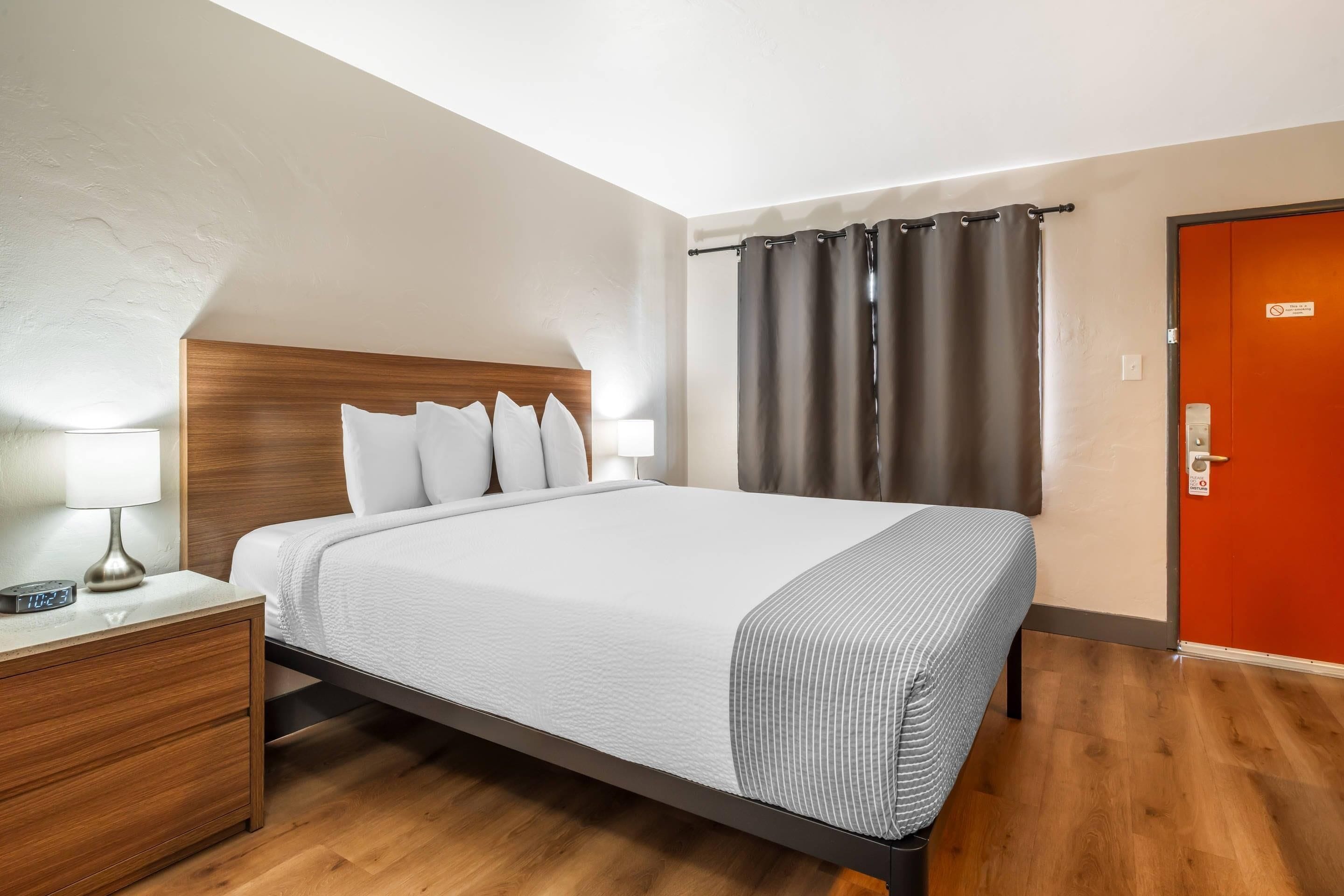 Habitación estándar, 1 cama King size, para no fumadores | Camas con pillow-top, escritorio y cortinas blackout 