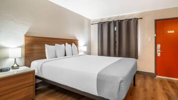 Standard Room, 1 King Bed, Non Smoking | Pillowtop beds, desk, blackout drapes, iron/ironing board