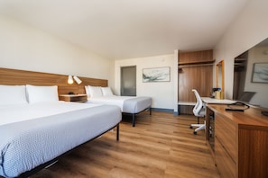 Surmatelas, bureau, rideaux occultants, fer et planche Ă repasser