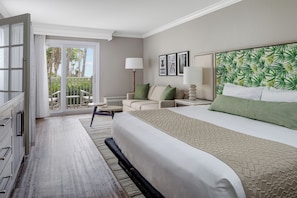 Suite, 1 Bedroom, Pool View (King) | Peti besi dalam bilik, meja, seterika/papan seterika, Wi-fi percuma