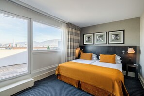 Juniorsvit - terrass | Minibar, värdeförvaringsskåp på rummet och skrivbord