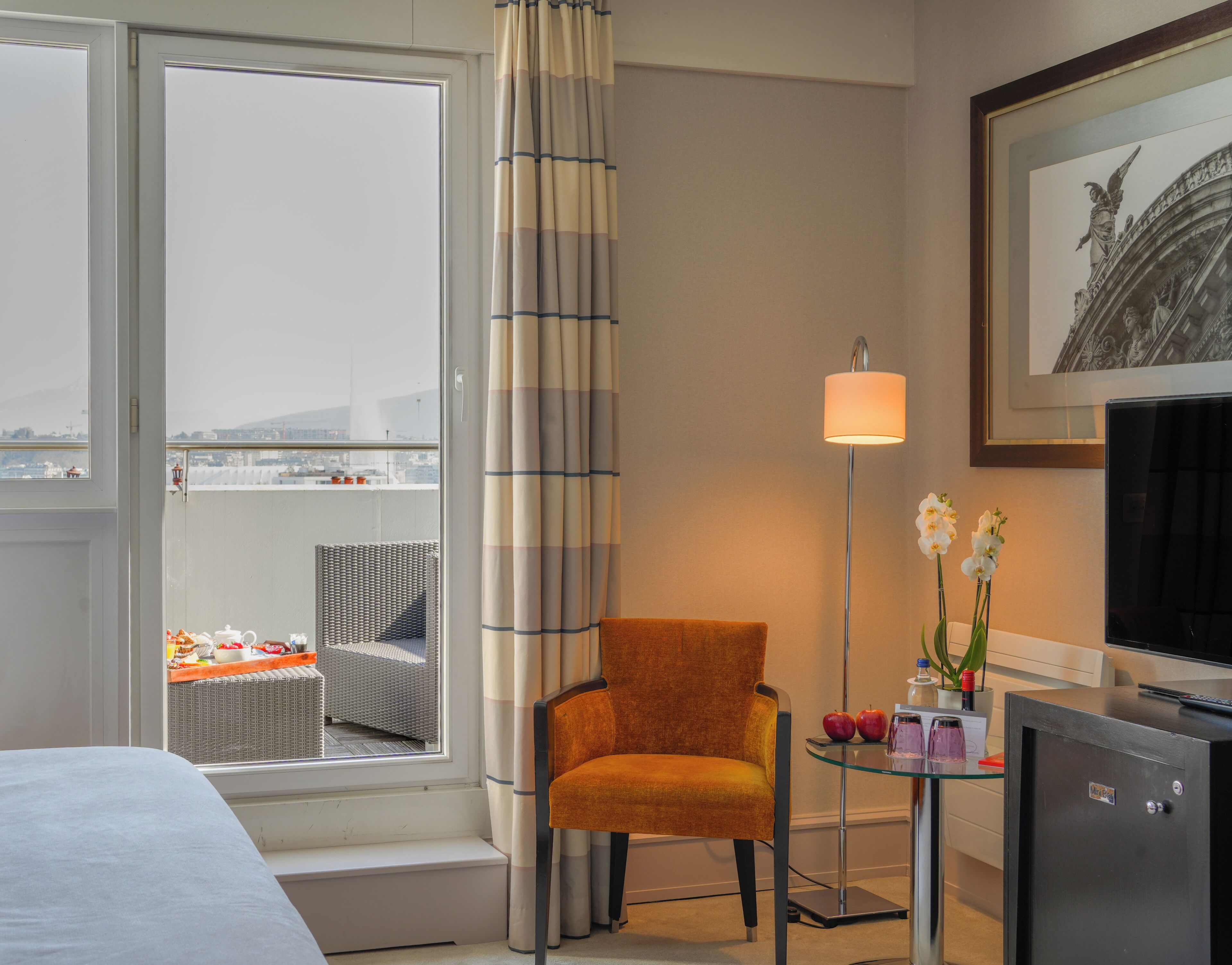 Habitación ejecutiva, terraza | Minibar, caja fuerte, escritorio y cortinas opacas