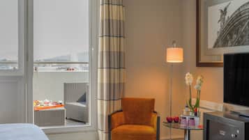 Habitación ejecutiva, terraza | Minibar, caja fuerte, escritorio y cortinas opacas