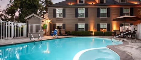 Piscine extérieure, chaises longues