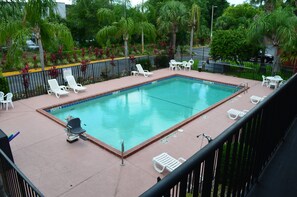 Una piscina al aire libre, sombrillas