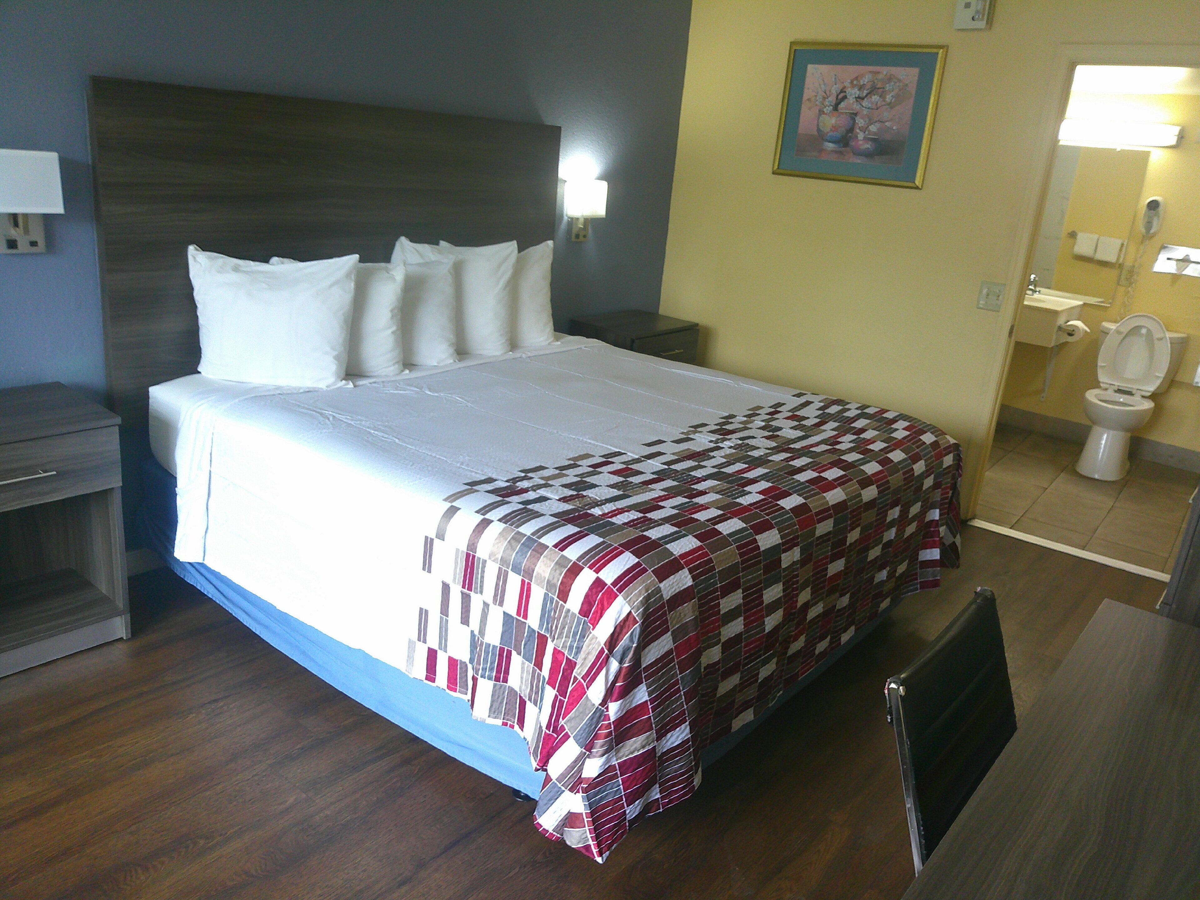 Escritorio, espacio para trabajar con laptop y cortinas blackout 