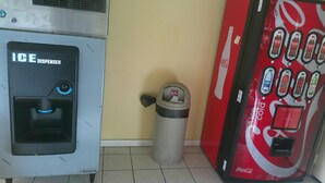 Um dispensador de gelo e uma máquina de venda automática de Coca-Cola.