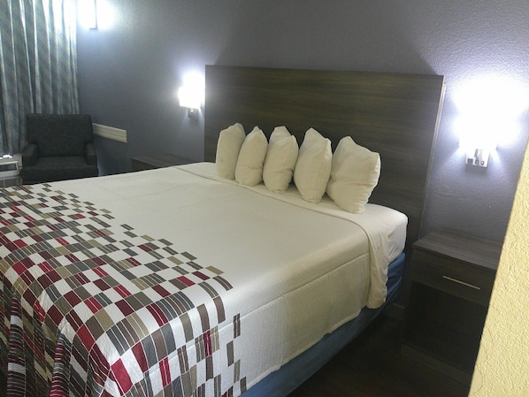 Skrivbord, arbetsyta för laptop och mörkläggningsgardiner