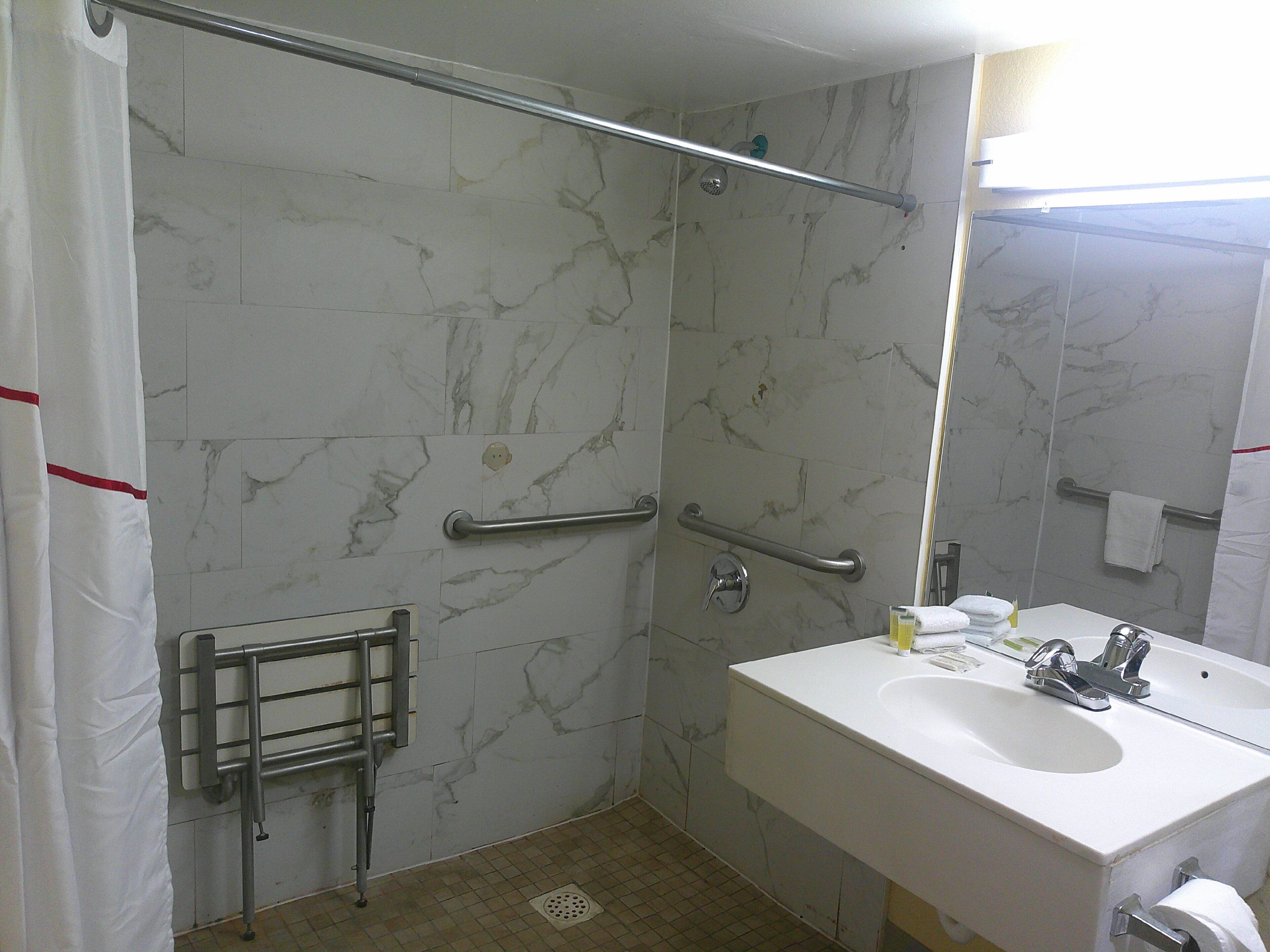 Combined shower/tub, free toiletries, hair dryer, towels