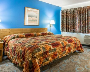Standard Room, 1 King Bed, Non Smoking | In-room safe, iron/ironing board, rollaway beds, free WiFi - Rodeway Inn Wildwood Inn (Mammoth Lakes)