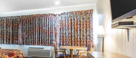 Standard-huone, 1 suuri parisänky, tupakointi kielletty | Tallelokero huoneessa, silitysrauta/-lauta, lisävuoteet, ilmainen Wi-Fi