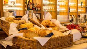 Una vitrina de panadería con distintos tipos de pan y pasteles.