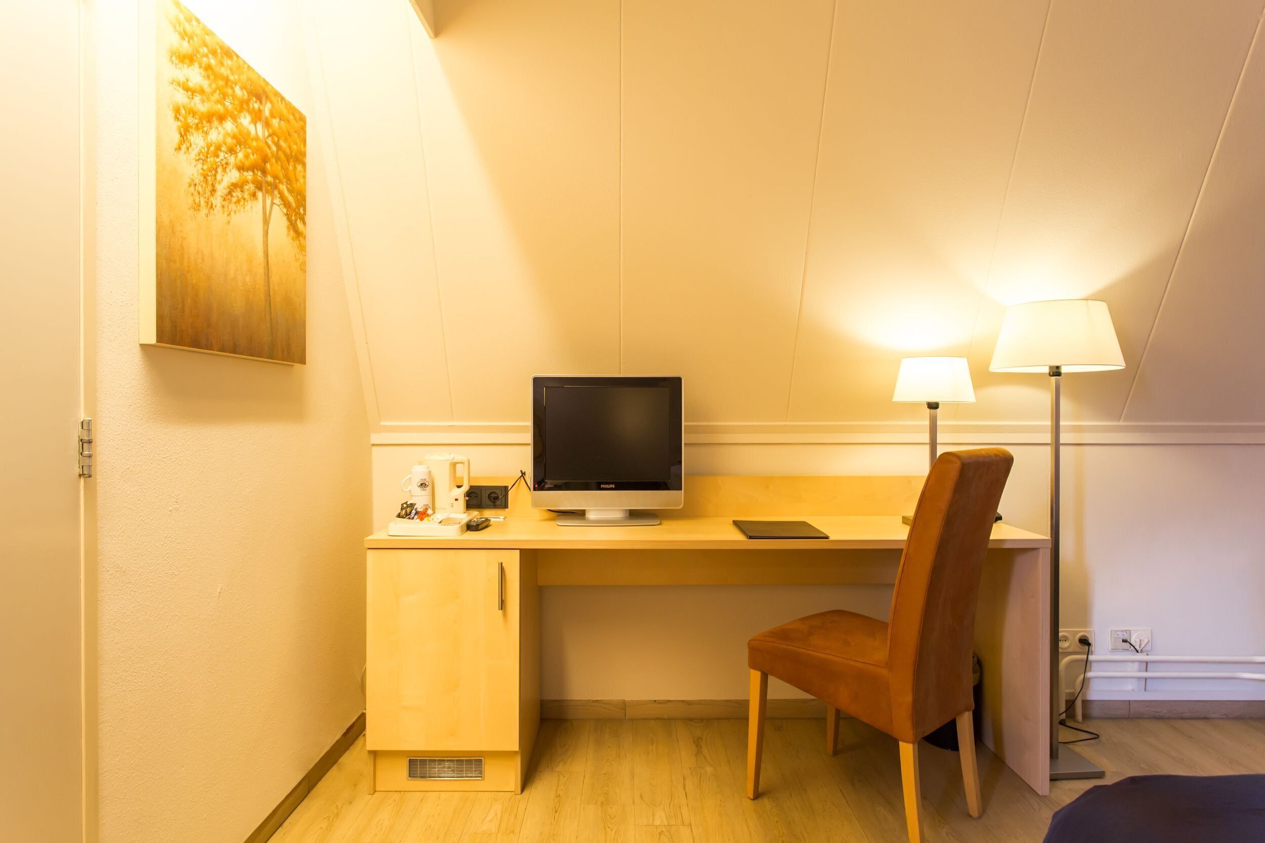 basic double room | desk, iron/ironing board, free wifi, bed sheets