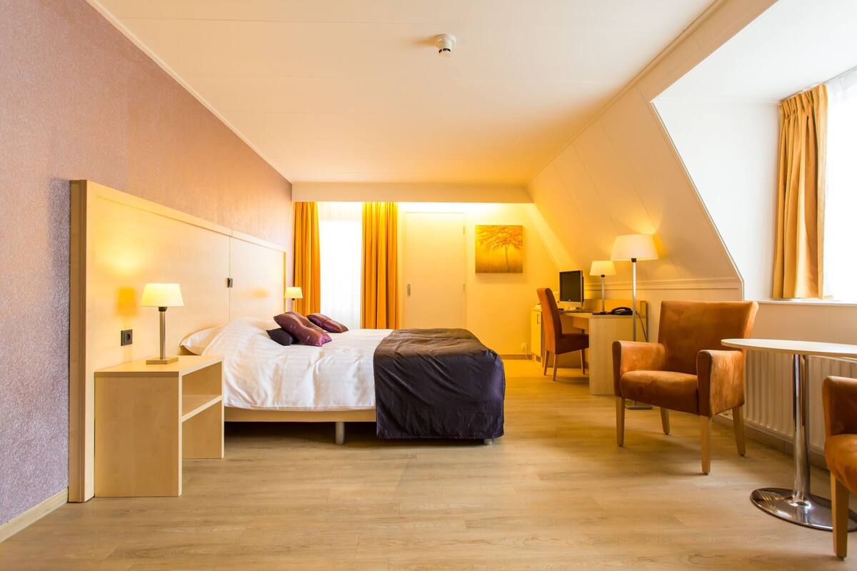 Comfort Double Room, 1 King Bed, Non Smoking | Desk, iron/ironing board (on request), WiFi (free), bed sheets
